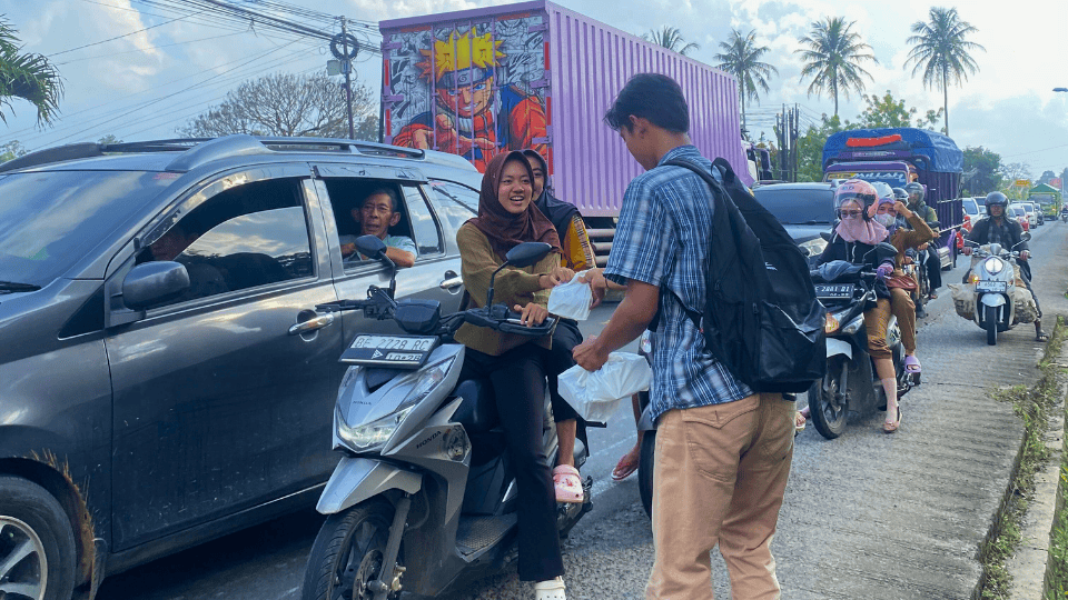 Satgas Anti Narkoba INSTIDLA Gelar Bagi Takjil kepada Pengguna Jalan di Depan Kampus